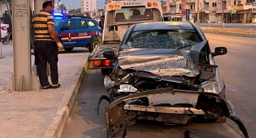 Mersin’de otomobil üst geçide çarptı: Yaralılar var