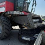 Otomobil, freni kilitlenen biçerdöverin altına girdi
