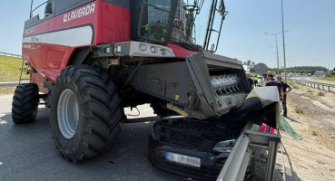Otomobil, freni kilitlenen biçerdöverin altına girdi