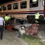 Otomobili raylara bırakıp kaçtı!