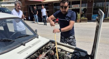 Otomobilin motorundan yılan çıktı
