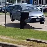 Sıcaklar yolu patlattı, Toyota Corolla havaya uçtu