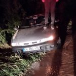 Su borusu patladı, araç suda sürüklendi