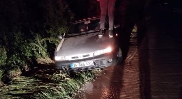 Su borusu patladı, araç suda sürüklendi