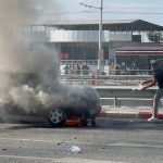 Alev alan otomobilini kendi çabasıyla söndürmeye çalıştı