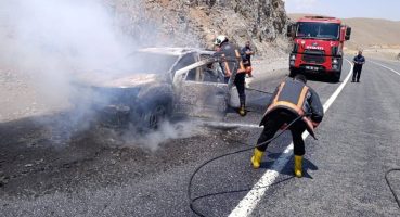 Malatya’da seyir halindeki otomobil alev alev yandı