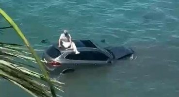 Otomobil denize uçtu, dakikalarca araç üstünde kurtarılmayı bekledi