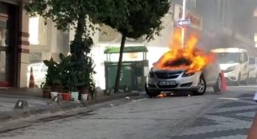 Park halindeki otomobil alev alev yandı