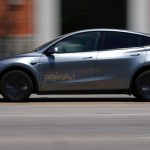 Tesla'nın Robotaksi insanlı hizmet sunacak
