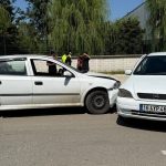 2 otomobil çarpıştı : 2 yaralı
