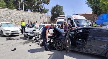 Bitlis’te otomobiller çarpıştı: 10 yaralı