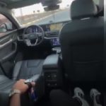 Direksiyona pet şişe sabitledi arka koltuğa geçip video çekti