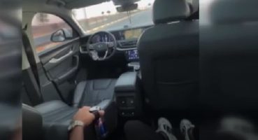 Direksiyona pet şişe sabitledi arka koltuğa geçip video çekti