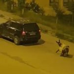 Eşeği otomobilin arkasında sürükledi