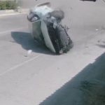 Refüje çarpan otomobil taklalar attı: Biri ağır, iki yaralı