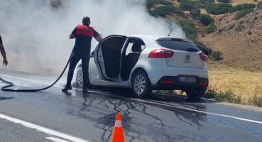 Yozgat’ta seyir halindeki araç alev alev yandı