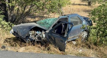 Direksiyon hakimiyetini kaybeden sürücü ağaca çarparak takla attı