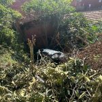 Evin bahçesine düşen otomobilin sürücüsü yaralandı