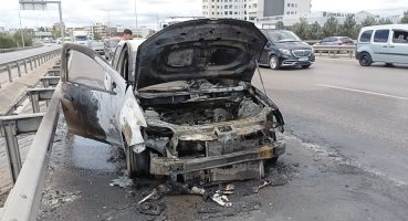 İstanbul’da yol ortasında otomobil alev aldı
