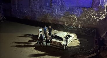 Otomobil inşaat temeline devrildi: 3’ü ağır 4 yaralı