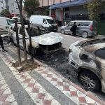 Sultangazi'de kundaklama şüphesi: Üç araç yandı