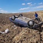 Çorum'da otomobil tarlaya devrildi