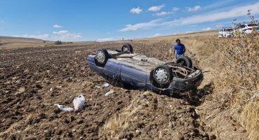 Çorum’da otomobil tarlaya devrildi