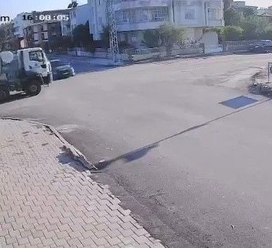 Hatay'da beton mikseri ile otomobil çarpıştı
