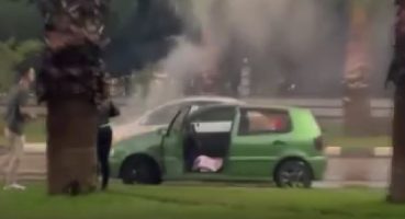 Manisa’da seyir halindeki otomobil alev aldı