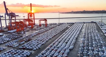 Binlerce araç bir arada bekletiliyor. Haydarpaşa limanı adeta oto galeri oldu
