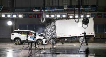 Otomobille kamyonu çarpışma testine çıkardılar