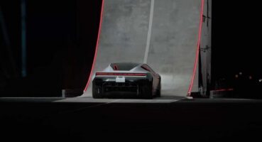 Tesla, Roadster ile Uçan Araba Gösterisi Yaptı