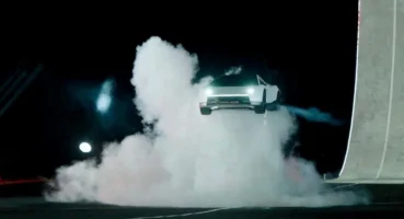 Tesla’nın arabası uçuyor, hissesi düşüyor