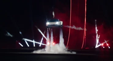 Uçan Tesla Roadster yollara çıkabilecek mi?